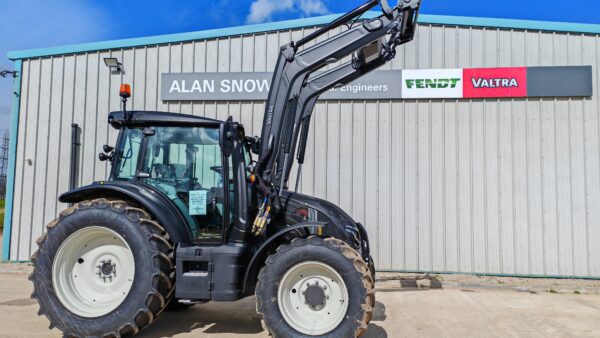 VALTRA G135 HI-TEC & LOADER 4WD TRACTOR