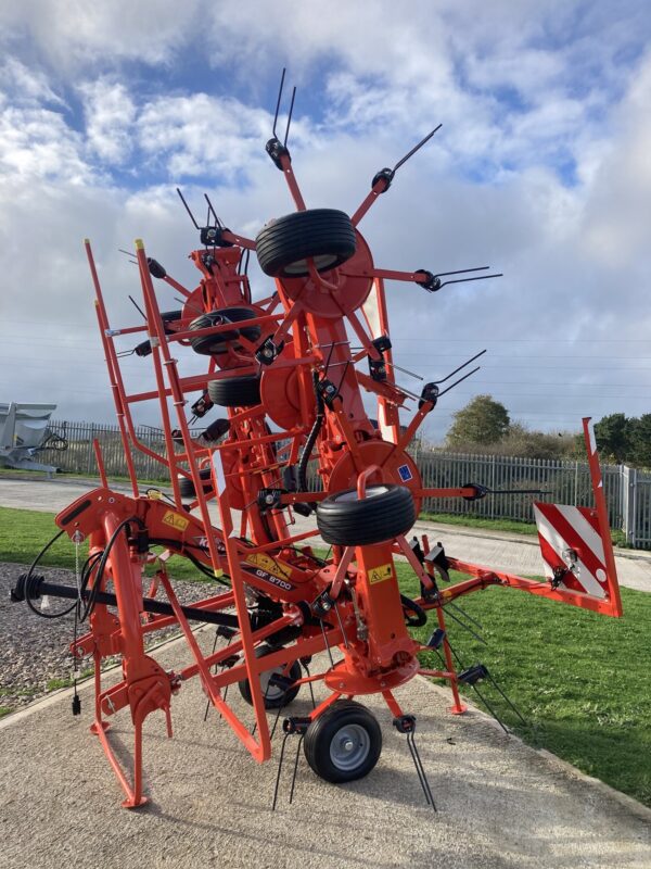 Kuhn GF 8700 Mounted Tedder