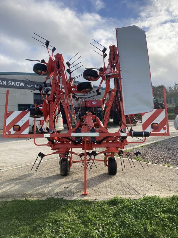 Kuhn GF 8700 Mounted Tedder