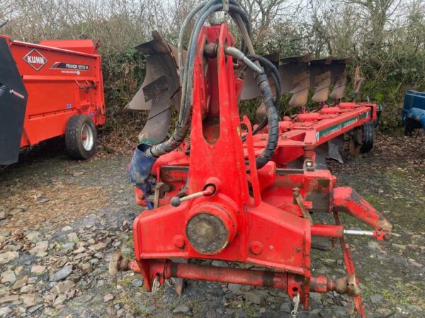 Vogel Noot 6 furrow reversible plough