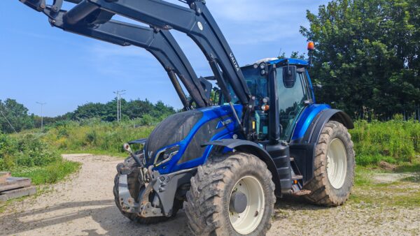 Valtra T155 Active & loader – 4311 hours – 72 reg